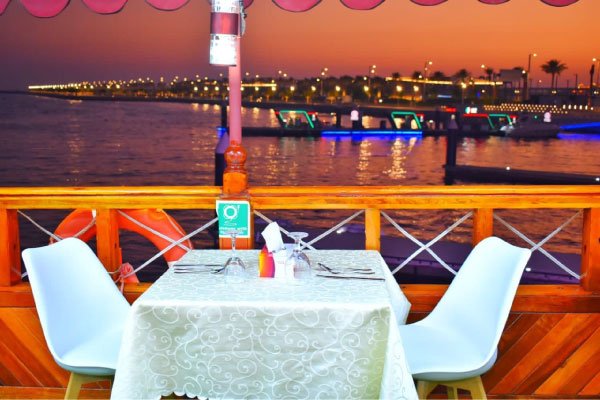 couple-table-dubai-marina-cruise